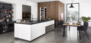 Moderne witte keuken en bijkeuken met vele leuke keukenaccessoires, Nobilia Artis 938