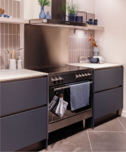 RVS inductiefornuis Bertazzoni met afzuigkap in moderne landelijke keuken RVS inductiefornuis Bertazzoni met afzuigkap in moderne landelijke keuken