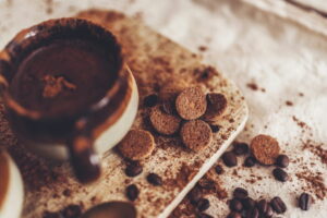 Koffie met chocolade en kruidnoten met cacaopoeder - Serjan Midili, Unsplash Koffie met chocolade en kruidnoten met cacaopoeder - Serjan Midili, Unsplash