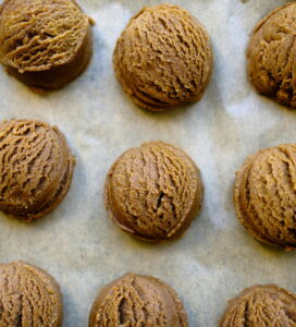 Lekkerste kruidnoten recept - kruidnoten gaan op bakpapier de oven in - Canto Photography, Pexels Lekkerste kruidnoten recept - kruidnoten gaan op bakpapier de oven in - Canto Photography, Pexels