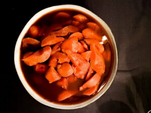 Klassiek gestoofde peren met kaneel en bessensap recept Klassiek gestoofde peren met kaneel en bessensap recept