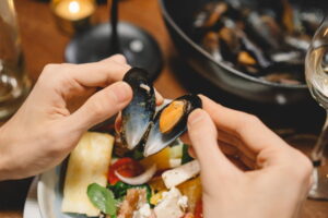 Gekookte mosselen eten - Cottonbro Studio, Pexels Gekookte mosselen eten - Cottonbro Studio, Pexels