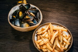 Gekookte mosselen met friet - Deane Bayas, Pexels Gekookte mosselen met friet - Deane Bayas, Pexels