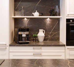 Kookeiland blad en keuken koffiehoek nis met werkblad en achterwand in marmerlook grijs bruin natuursteen - TopLaminate Invictus