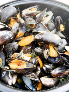Recept mosselen koken op klassieke wijze in een mosselpan met witte wijn Recept mosselen koken op klassieke wijze in een mosselpan met witte wijn