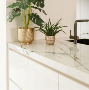 Wit greeploos kookeiland met keramisch marmerlook aanrechtblad wit met lange groene aders - Evora Ceramics Calacatta Green Lux - Binnenkijker uit Oss bij trotse klant van I-KOOK