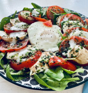 Caprese salade met buffel mozzarella, tomaten, verse basilicum en bieslook - Table, Pexels