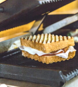 Caprese tosti met gesmolten mozzarella uit het tosti-apparaat
