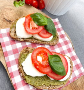 Snel en lekker recept broodje Caprese maken met mozzarella (bufala), tomaat, verse basillicum en groene pesto 