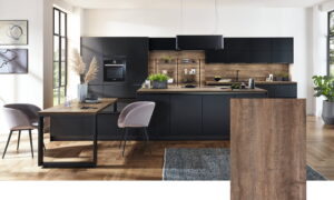 Zwarte design keuken met houtlook stam eiken keukenblad, Nobilia keuken Touch 340