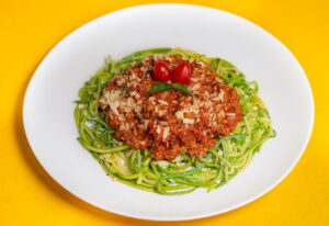 Courgetti gehakt recept variatie: Courgetti Bolognese- Jacqueline Spotto, Pexels Courgetti gehakt recept variatie: Courgetti Bolognese - Jacqueline Spotto, Pexels