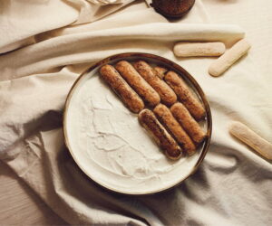 Tiramisu taart maken met lange vingers in bakvorm - Nika Alekseeva
