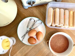 Tiramisu recept ingrediënten met o.a. eieren, lange vingers en cacao - Jen Mancini