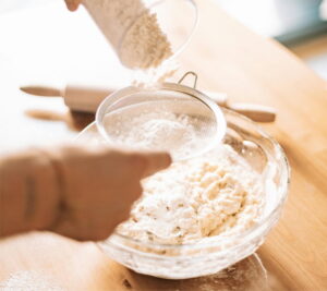 Tiramisu recept: biscuit deeg maken met bloem zeven - Roman Odintsov