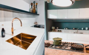 Witte hoogglans keuken met koperen kraan en spoelbak, I-KOOK moderne keuken