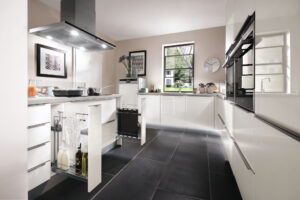 Witte hoogglans U-keuken met glanzende keukenfrontjes van slimme keukenkasten, Nobilia moderne keuken Lux