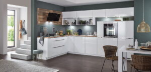 Witte hoogglans L-keuken met houten keukenblad, Nobilia XL keuken moderne keuken Lux 817