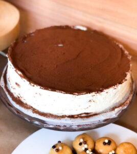 Zelfgemaakte Tiramisu taart met espresso en amaretto
