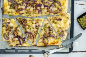 Klassieke Flammkuchen op oven bakplaat met bakpapier