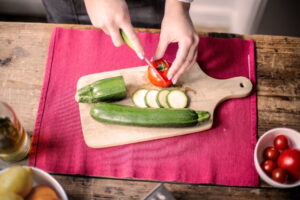 Recept Flammkuchen vega met courgette, paprika, tomaatjes en crème fraîche - Andrea Piacquadio, Pexels