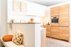 Duurzame houtlook U-keuken met bar
