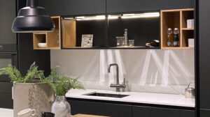 LED verlichting onderbouw in open keukenkastjes en regalen van staal
