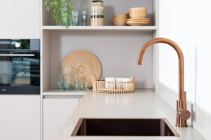 Keukenstijl - composiet keukenblad natuursteen gepolijst in moderne keuken van I-KOOK