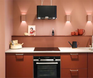Slimme keuken apparatuur – Matte rode keuken met oven, inductiekookplaat & design afzuigkap