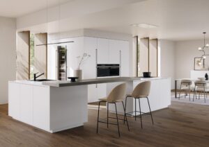 Stijlvolle Wellbeing keuken in lichte kleuren: mat wit, ecru en licht hout