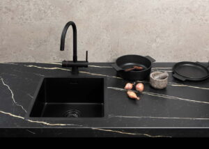 Zwart marmerlook aanrechtblad & betonlook keukenwand