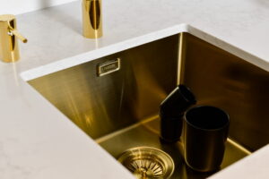 RVS gootsteen schoonmaken - Lanesto spoelbak Gold + Quooker en zeeppomp Gold
