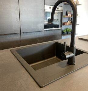 Kunststof gootsteen poetsen - Betonlook spoelbak van acryl in een betonlook keuken