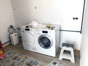 Losstaande wasdroger en wasmachine in de bijkeuken