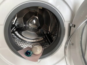 Wasmiddeldoekje, wascapsule of pod en doseerbol met waspoeder: wasmiddelen te gebruiken bij een verdiept ingebouwde wasmachine