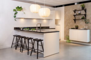 Keuken hangplanten in een witte moderne L-keuken met bar