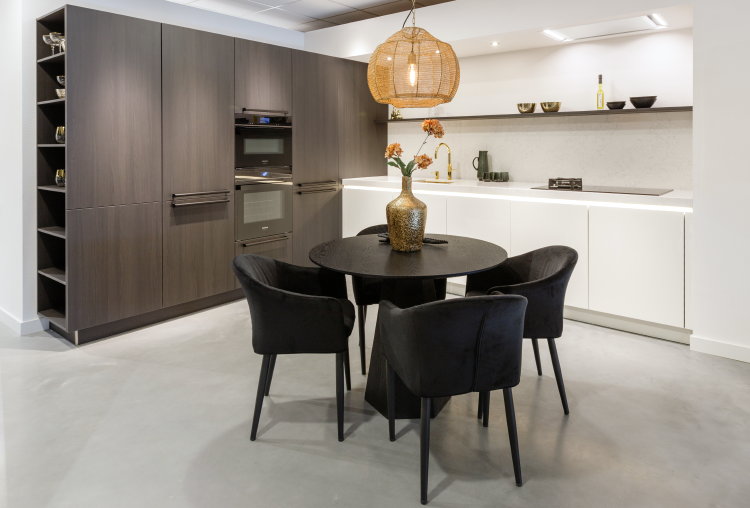 Moderne witte keuken: noten houten kastenwand en strak wit keukenblok met licht marmerlook aanrechtblad + werkblad verlichting Moderne witte keuken: noten houten kastenwand en strak wit keukenblok met licht marmerlook aanrechtblad + werkblad verlichting