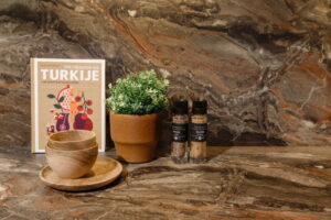 Bruin marmerlook aanrechtblad en achterwand met natuursteen aders in warme aardetinten Bruin marmerlook aanrechtblad en achterwand met natuursteen aders in warme aardetinten