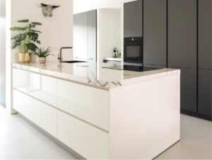 Twee kleuren keuken van trotse I-KOOK klant uit Oss: Hoogglans wit keuken met wit keramiek marmer aanrechtblad met groene aders Evora Ceramics Calacatta Green Lux & antraciet hoge kastenwand Twee kleuren keuken van trotse I-KOOK klant uit Oss: Hoogglans wit keuken met wit keramiek marmer aanrechtblad met groene aders Evora Ceramics Calacatta Green Lux & antraciet hoge kastenwand