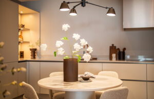 Keuken trends 2026: lichte keuken met zachte organische vormen: ronde tafel marmer met offwhite stoffen eetstoelen Keuken trends 2026: lichte keuken met zachte organische vormen: ronde tafel marmer met offwhite stoffen eetstoelen