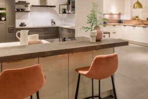 Belangrijk in de keuken van 2026: Keuken akoestiek verbeteren door barkrukken met stoffen zitting Belangrijk in de keuken van 2026: Keuken akoestiek verbeteren door barkrukken met stoffen zitting