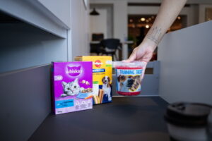 Brede keukenlade met katten en hondenvoer voor het geïntegreerde voederstation in de keuken Brede keukenlade met katten en hondenvoer voor het geïntegreerde voederstation in de keuken