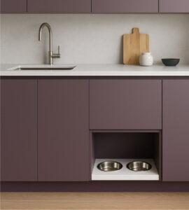 Keukentrend 2026: Greeploze moderne keuken met inbouw voederstation in een open keukenkastje - tekening: Amethist kleurige keuken - Amethyst Shadow Histor Kleur van het Jaar 2026 Keukentrend 2026: Greeploze moderne keuken met inbouw voederstation in een open keukenkastje - tekening: Amethist kleurige keuken - Amethyst Shadow Histor Kleur van het Jaar 2026