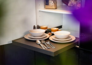 Ontbijtkast in de 2026 keuken - keukenkast met handige uitschuifbare plank voor borden bestek en theekopjes Ontbijtkast in de 2026 keuken - keukenkast met handige uitschuifbare plank voor borden bestek en theekopjes