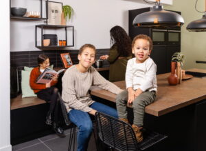 Industriele keuken met een vaste keukenbank en keukenbar - keukenzitje super gezellig voor de kinderen! Industriele keuken met een vaste keukenbank en keukenbar - keukenzitje super gezellig voor de kinderen!