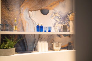 Vintage - Mid Century Modern achterwand met blauwtinten en goud natuursteen-look Vintage - Mid Century Modern achterwand met blauwtinten en goud natuursteen-look