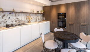 Stille keukenapparatuur: Quooker, stille oven en magnetron en stoelen met stoffen bekleding Stille keukenapparatuur: Quooker, stille oven en magnetron en stoelen met stoffen bekleding