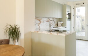 Mint zacht groene L-keuken met bar - keramisch aanrechtblad en achterwand marmer Evora Ceramics Golding Luxe Mint zacht groene L-keuken met bar - keramisch aanrechtblad en achterwand marmer Evora Ceramics Golding Luxe