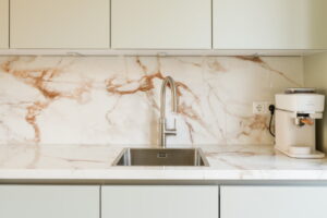 Keukentrends 2026 gecombineerd: Mint zacht groene keukenfronten, keramieken marmer aanrechtblad en achterwand Evora Ceramics Spectacle, RVS Quooker Flex en RVS spoelbak & koffie corner Keukentrends 2026 gecombineerd: Mint zacht groene keukenfronten, keramieken marmer aanrechtblad en achterwand Evora Ceramics Spectacle, RVS Quooker Flex en RVS spoelbak & koffie corner