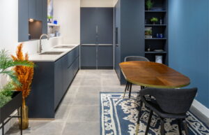 Keuken geluidsdempers: vloerkleed, eetstoelen met stoffen bekleding, open kasten en wandplanken Keuken geluidsdempers: vloerkleed, eetstoelen met stoffen bekleding, open kasten en wandplanken