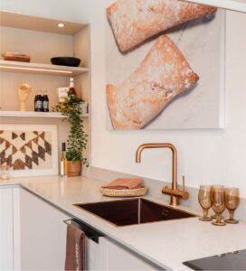 Stille keukenaccessoires, van akoestisch schilderij tot theedoeken en planten in een open nis met planken Stille keukenaccessoires, van akoestisch schilderij tot theedoeken en planten in een open nis met planken